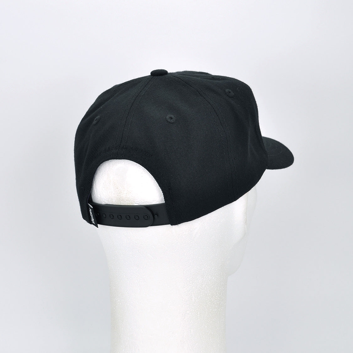 a-frame horror in the dark svart