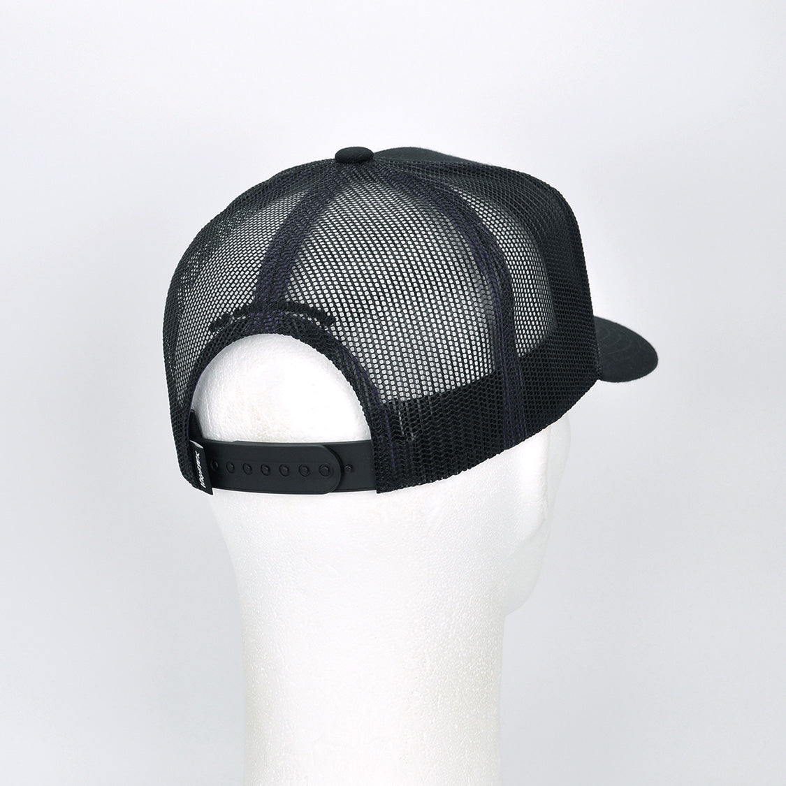 a-frame horror in the dark trucker svart