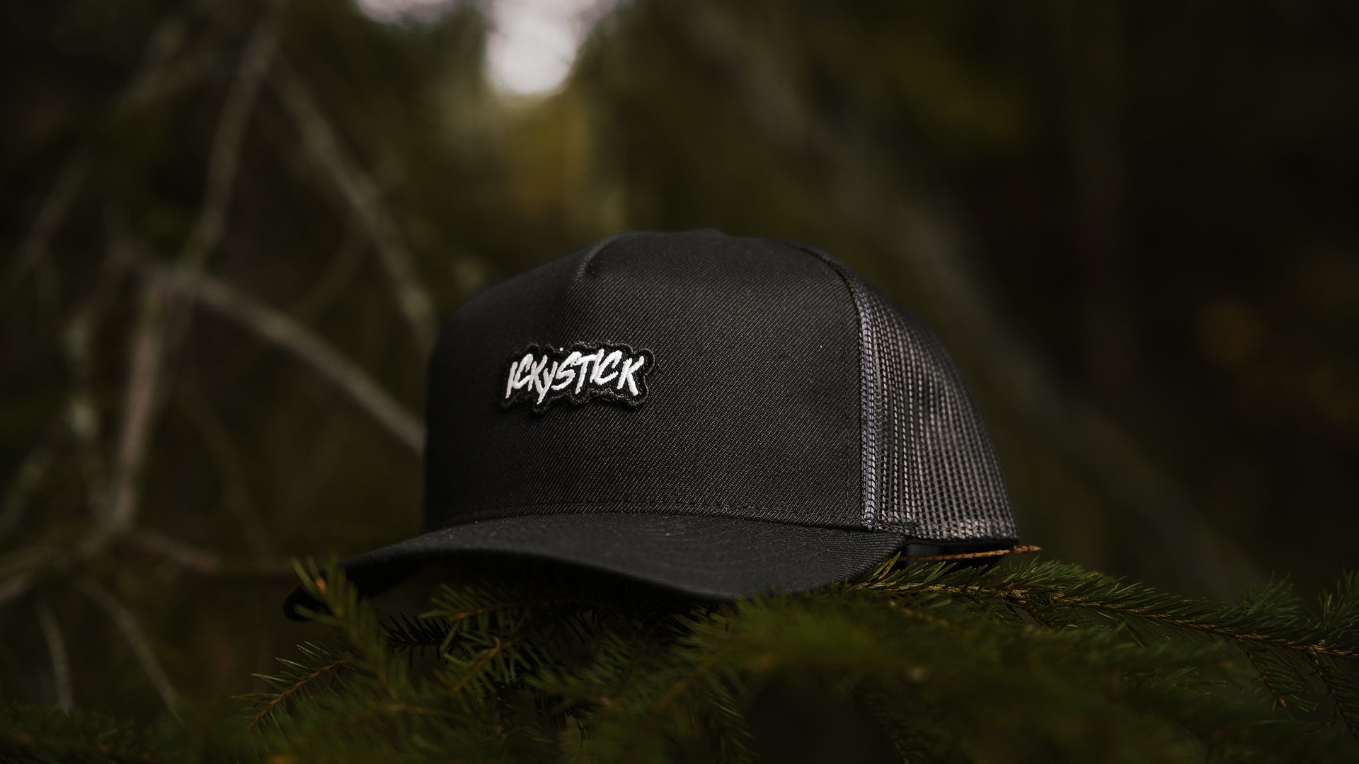 a-frame horror in the dark trucker svart