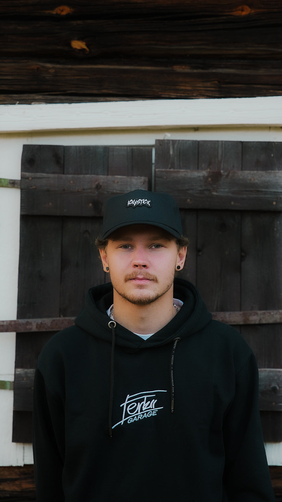 a-frame horror in the dark svart